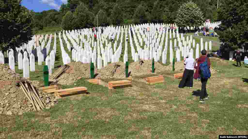 Memorijalni centar prije ukopa 11. jula 2022. godine. Prema željama porodica ubijenih, na drugim lokacijama izvan ovog centra ukopano je 237 žrtava genocida. Još se traga za više od 1.000 nestalih.