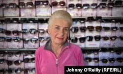 Halia Kramarenko în fața magazinului de ochelari de soare.