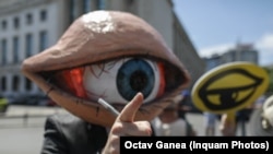  Prin modificarea CPP, procurorii vor putea utiliza interceptările făcute de SRI în dosarele penale. Obținerea acestor probe va duce probabil la inculparea mai multor persoane acuzate de corupție. Mărirea puterii serviciilor secrete nu este însă benefică pentru democrație.