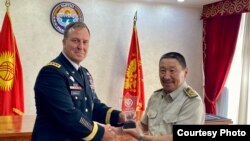 АКШнын Борбордук командачылыгынын башчысы, генерал Майкл Курилла Кыргызстандын коргоо министри, генерал Бактыбек Бекболотов менен Бишкекте жолугууда. 14-июнь, 2022-жыл. 