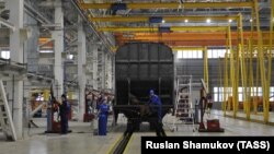 В производственном цехе Тихвинского вагоностроительного завода. Архивное фото