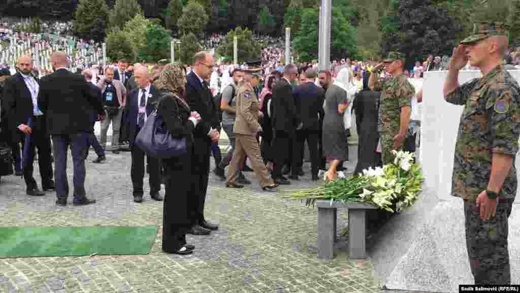Visoki predstavnik u BiH Christian Schmidt kazao je da je po dolasku u Srebrenicu osjetio snažan teret. "To je i teret neuspjeha međunarodne zajednice da zaštiti ove ljude", kazao je Schmidt.