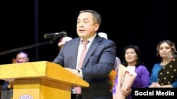 Тенгиз Бөлтүрүк. Маданий иш-чаралардын бириндеги сүрөт. 
