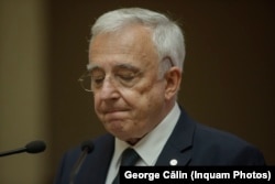 Chipul și vocea lui Mugur Isărescu au apărut într-o filmare trucată în care guvernatorul ar oferi sfaturi financiare românilor. BNR a negat.