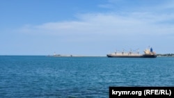 Балкер «Матрос Позинич» біля виходу із Севастопольської бухти