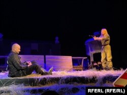 Спэктакль Купалаўскага тэатра па кнізе Альгерда Бахарэвіча «Сабакі Эўропы». Валянціна Гарцуева (справа)