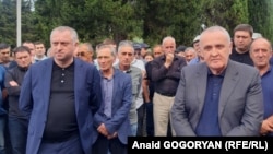 На переднем плане Александр Анкваб (справа) и Бадра Гунба