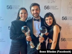 თაკი მუმლაძე, იოსებ "სოსო" ბლიაძე (მარცხნიდან მარჯვნივ) და მარიამ ხუნდაძე კარლოვი ვარის 56-ე საერთაშორისო კინოფესტივალზე.