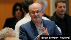 سلمان رشدی نویسنده کتاب « آیات شیطانی» 