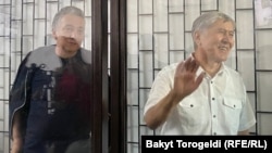 Фарид Ниязов и Алмазбек Атамбаев в зале суда, 28 июня 2022 года.