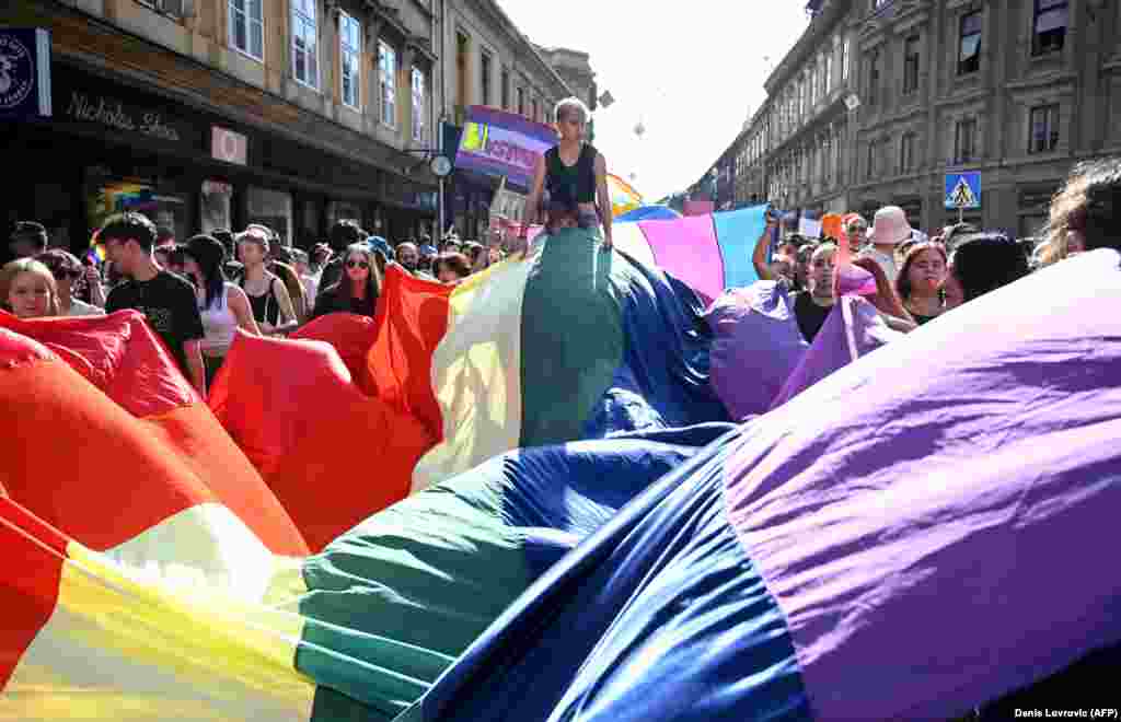 Ovo je mjesec u kom se održava najviše Povorki ponosa, kako u svijetu tako i na Balkanu.&nbsp;Između 10 i 12.000 pripadnika LGBTIQ+ zajednice bilo je na Zagreb Prideu. "Zahtijevamo od grada da prepozna LGBTIQ+ zajednicu kao neodvojivi dio društvenog i kulturnog života Zagreba te da osigura uvjete za osnutak i izgradnju LGBTIQ+ centra", traže oraganizatori povorke u Zagrebu.