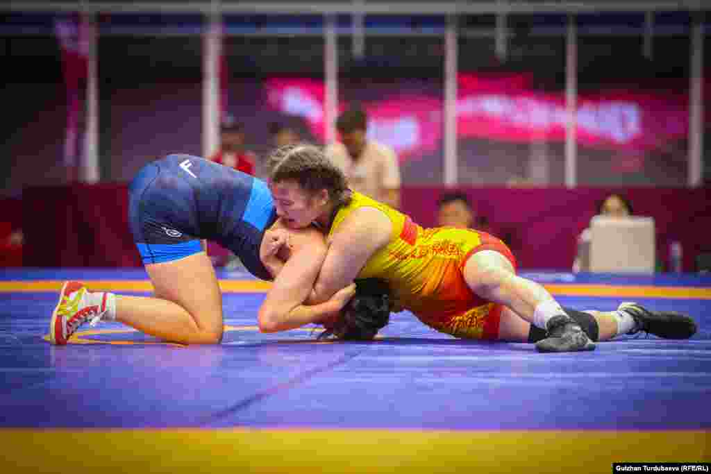 17 жашка чейинкилер арасында 49 килограмм салмактагы балбан кыздардын таймашы. Кыргызстандык Күмүшай Жоданбекова кызгылт сары кийимчен.