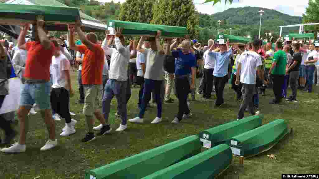 Посмртните останки на жртвите беа носени на раце, како што е вообичаено на погребите, на 10 јули 2022 година.