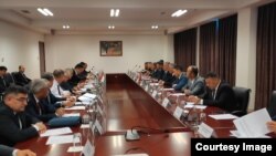 Кыргыз-тажик чек арасы боюнча жумушчу топтор Дүйшөмбү шаарында жолукту.