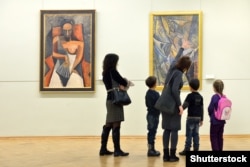 2006 წელს ინვენტარიზაციის დროს გაირკვა, რომ ერმიტაჟიდან 4,8 მილიონ დოლარზე მეტი ღირებულების 220-ზე მეტი ექსპონატია გაუჩინარებული. დაიკარგა ძირითადად ძვირფასეულობა და მინანქრის ნივთები.