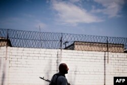 Пророссийский боевик патрулирует тюрьму, август 2014 года