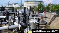 Tunacionet e naftës ruse në Hungari. 