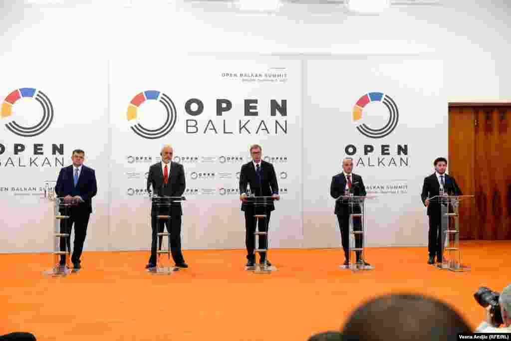 Pokušaćemo kao Zapadni Balkan da tražimo pomoć od Evropske unije za kupovinu dela energenata, izjavio je predsednik Srbije Aleksandar Vučić nakon samita lidera inicijative "Otvoreni Balkan".