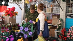 „S-a mai spus la televizor că nu se poate”. Oamenii cumpără mai puține flori artificiale de Blajini 