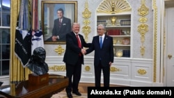 АҚШ президенті Дональд Трамп Қазақстан басшысы Қасым-Жомарт Токаевты Ақ үйде қарсы алып тұр. Вашингтон, 6 қараша 2025 жыл. 