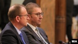 Kryetari i VMRO DPMNE-së, Hristijan Mickoski (djathtas), përfaqësuesi i koalicionit VLEN, Arben Taravari.
