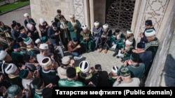 Казан ханнары каберлеге янында дога кылу