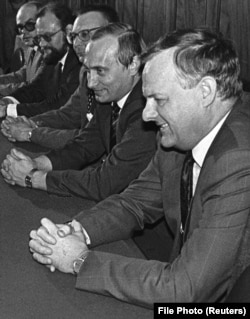 Primarul Sankt-Petersburg Anatoly Sobceak (dreapta) stând lângă adjunctul său, Vladimir Putin, în august 1993. (Reuters)