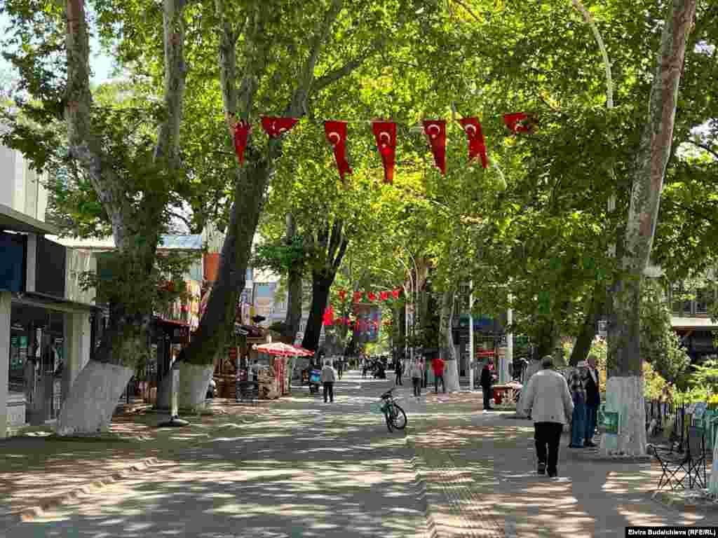 Изник шаарынын жалпы калкы 43 миңге жакын. Шаарда Көчмөндөр оюндарына атайын ипподром, стадион жана спортчулар үчүн шаарча салынып жатканы айтылган. &nbsp;