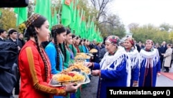 Репортажи государственного телевидения изобилуют кадрами демонстрирующими продукты питания, в том числе хлеб, а также нарядно одетых людей, изображающих радость и благодарность.