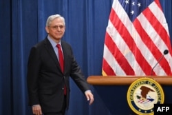 مریک گارلند، دادستان کل ایالات متحده، در نشست مطبوعاتی برای اعلام شکایت علیه اپل، واشینگتن