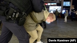 Москвада Орусиянын Украинага жасаган чабуулуна каршы акция учурунда полиция  демонстранттарды кармады, Бейшемби, 24-февраль, 2022-жыл.