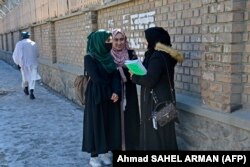 تعدادی از دخترانی که از ادامه تحصیلات عالی محروم شده اند