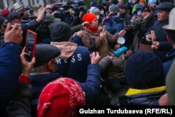 Акын Болот Назаровдун бошотулушун талап кылган акцияда белгилүү төкмө акындар окуя тууралуу пикирин ыр менен билдирип, бийликти адилет чечим кабыл алууга үндөп ырдашкан. 23-январь, 2022-жыл.