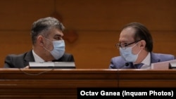 Liderul PNL, Florin Cîțu, lansează o serie de mesaje critice la adresa componentei PSD din Guvern pentru a-și menține vizibilitatea. Conducerea PSD ignoră criticile și preferă să fie în poză alături de premierul Ciucă. Imagine generică cu liderii PSD și PNL din Parlament.