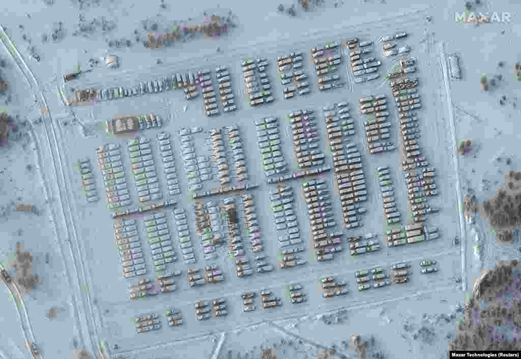 Na ranijem satelitskom snimku prikazana su ruska vojna vozila zatrpana snijegom i parkirana u Jelnji, Rusija, 19. januar. Jelnja se nalazi u ruskoj sjeverozapadnoj Smolenskoj oblasti, oko 120 kilometara od granice s Bjelorusijom i 260 kilometara od Ukrajine.