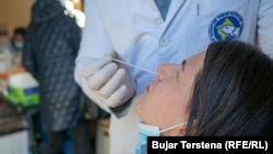 Pamje nga testimi për koronavirus në Kosovë.