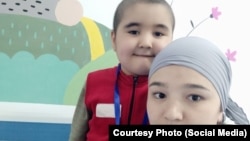 Хамза Каримжанов апасы Айдина Тажыбаева менен.