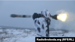 Әскери жаттығу кезінде украин сарбазы Ұлыбритания берген танкіге қарсы жаңа үлгідегі жеңіл қарудан (NLAW) атып тұр. Украина, 28 қаңтар 2022 жыл.