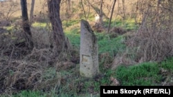 Мармурові таблички з написами на багатьох пам'ятниках відсутні