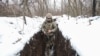 Un militar ucrainean, aflat pe linia frontului, nu departe de orașul Horlivka, Ucraina, controlat de separatiștii pro-ruși, 31 ianuarie 2022.