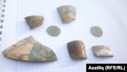 Казынуларда табылган савыт калдыклары һәм иске тиеннәр