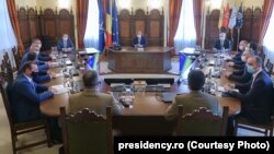 La ședința CSAT de marți, reprezentantul ministrului Apărării a fost premierul Nicolae Ciucă, interimar al acestui minister. Ministrul Vasile Dîncu a demisionat, cu o zi înainte de ședință.