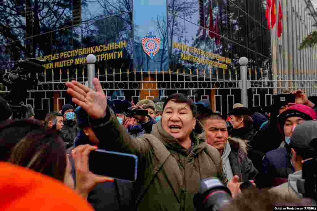 На митинг к зданию МВД пришли активисты, журналисты, деятели культуры и акыны-импровизаторы.