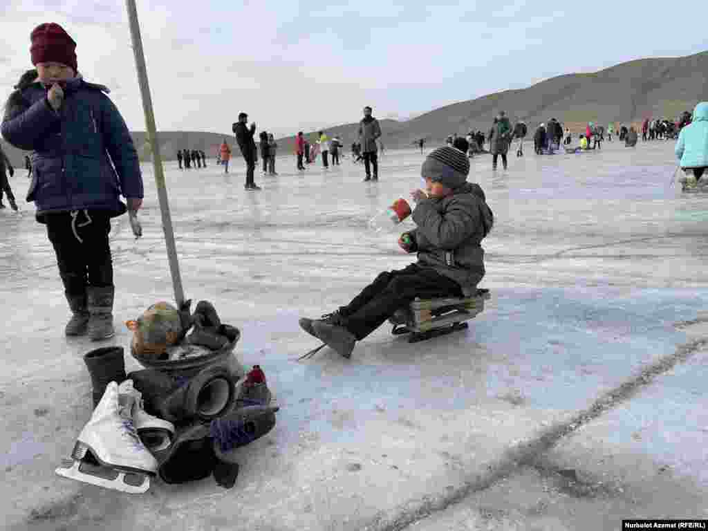 Көк муштум болгуча муз тепкен балдар.