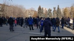 На разрешённом митинге в сквере имени Уалиханова в Алматы. Февраль 2022 года