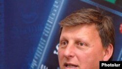 Mэр Глендейла Ара Наджарян на пресс-конференции в Ереване, 8 июля 2010 г. 