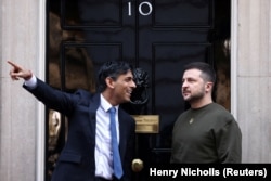 Liderul ucrainean Volodimir Zelenski și premierul britanic Rishi Sunak în fața Downing Street nr.10, reședința oficială a primului ministru al Regatului Unit, în urmă cu o zi, pe 8 februarie 2023
