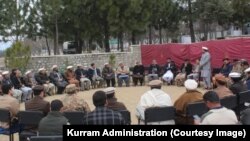 د کورمې مشر له ځايي انتظامیې او پوځي چارواکو سره جرګه کوي