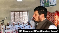 د خیبر پښتونخوا ګورنر غلام علي یوې غونډې ته وینا کوي - پخوانی انځور.