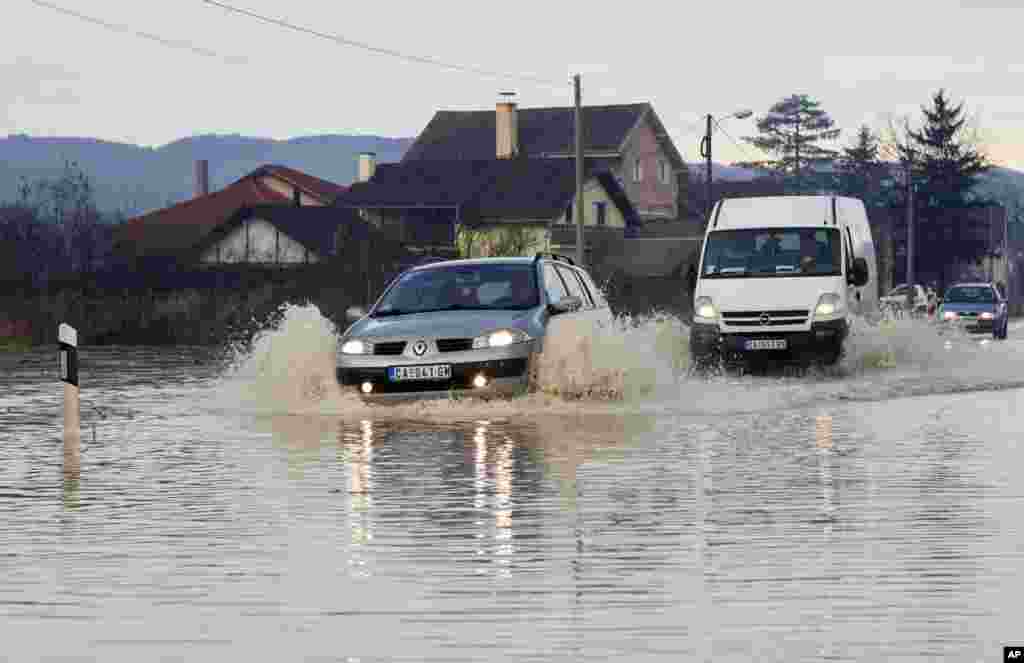 Vozila prolaze kroz vodu na cesti u Čačku, Srbija, 19. januara